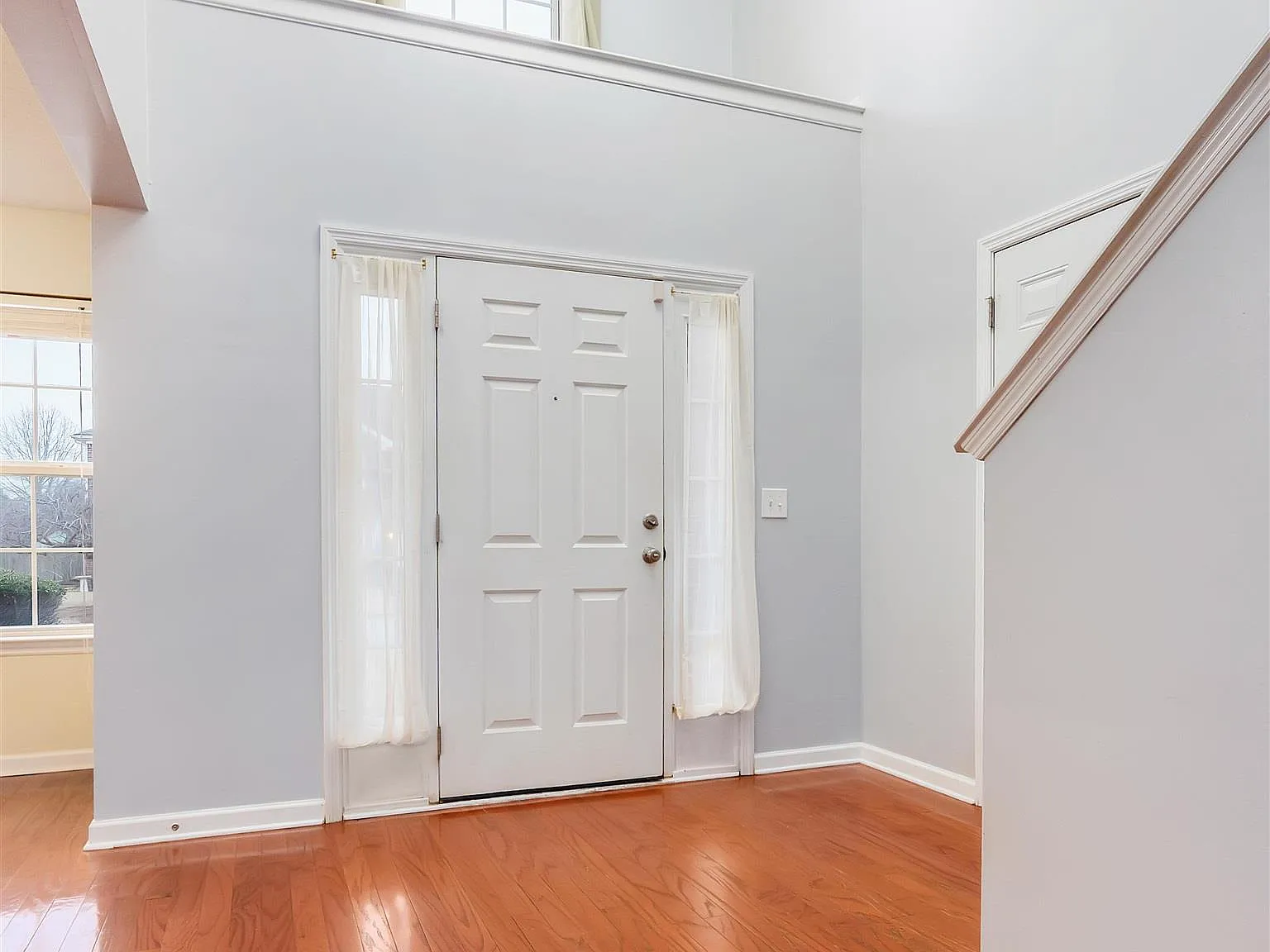 5 bed, 3.5 bath, 4060 sqft, $2,350 — Photo 2