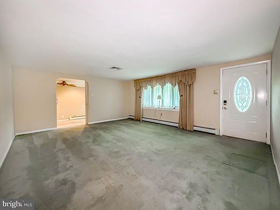 5th image of 678 Clifford St