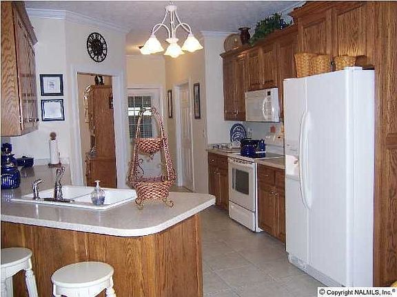 5th image of 2105 Oak Dr