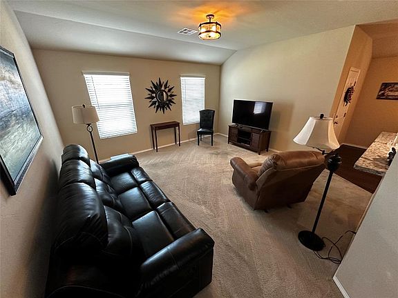 3rd image of 1801 Hayes Ln