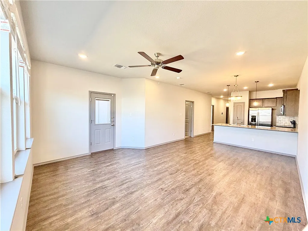 3 bed, 2.0 bath, 1411 sqft, $1,450 — Photo 3