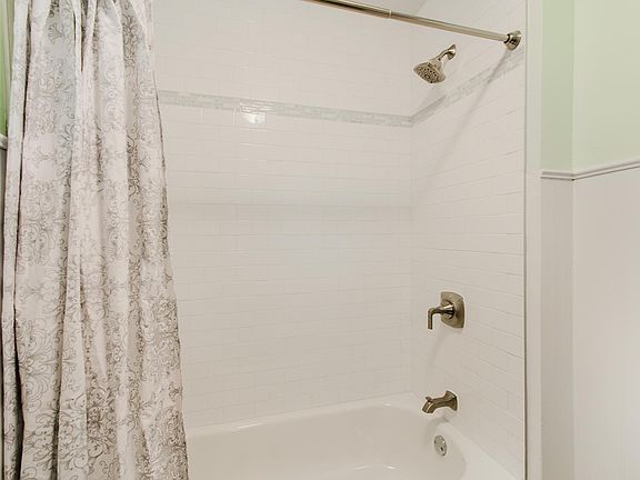 Bathroom tub w/tiled shower
