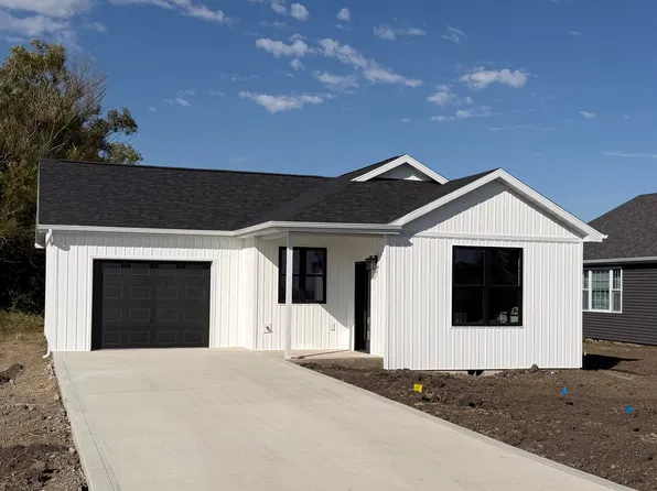 712 Goldenoak Ave, Mattoon, IL 61938