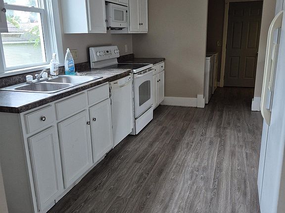3rd image of 502 E 7th St