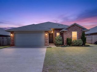 940 S Appaloosa Ln, Mustang, OK 73064