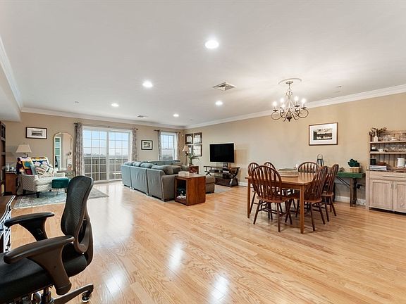 4th image of 142 Bigelow St Unit 205