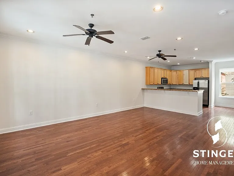 828B E Paris Ave — Photo 9