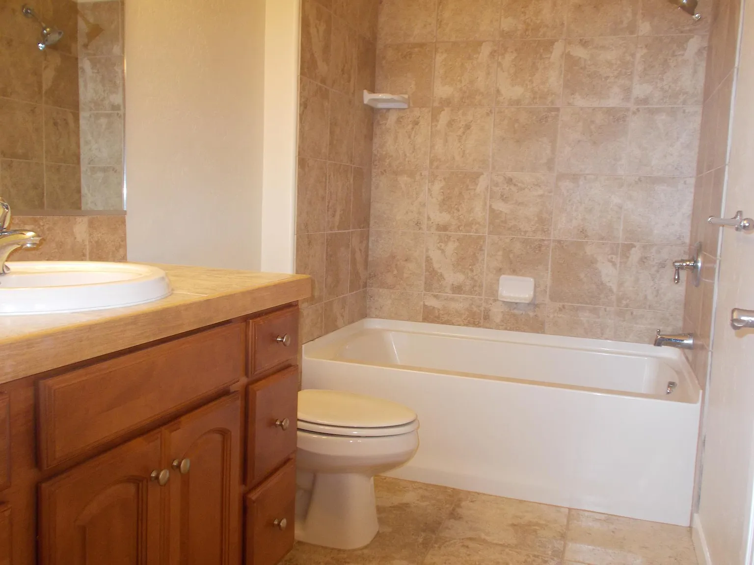 3 bed, 2.5 bath, 1630 sqft, $1,900 — Photo 2