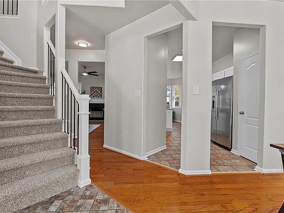 3rd image of 901 Summerfield Cres