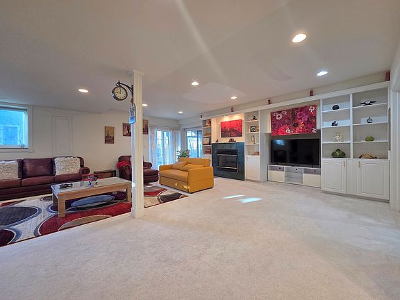 5th image of 1025 Rosewood Dr #B