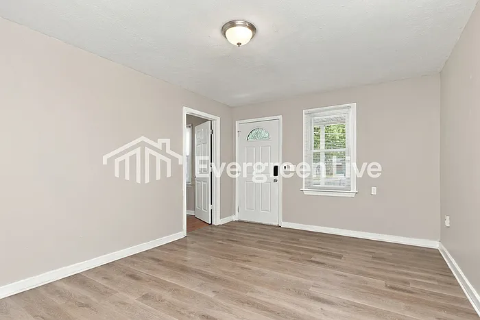 3 bed, 1.0 bath, 1008 sqft, $1,345 — Photo 4