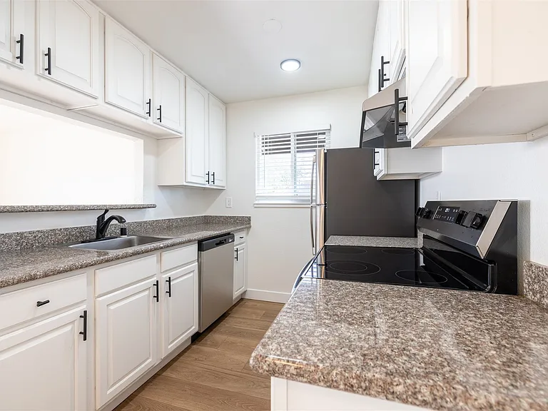 Summerhill Place Apartments — Photo 28
