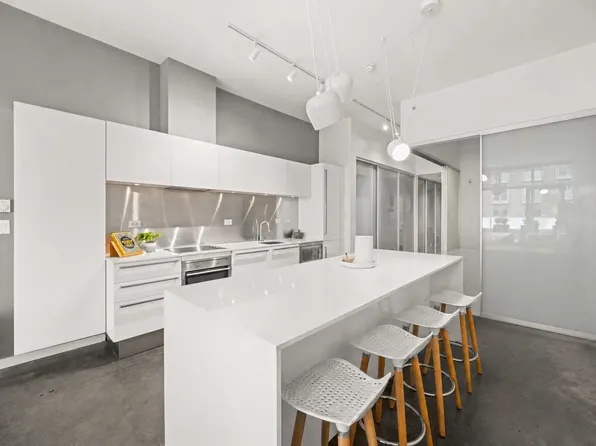 53 Hastings St W #409, Vancouver, BC V6B 1G4