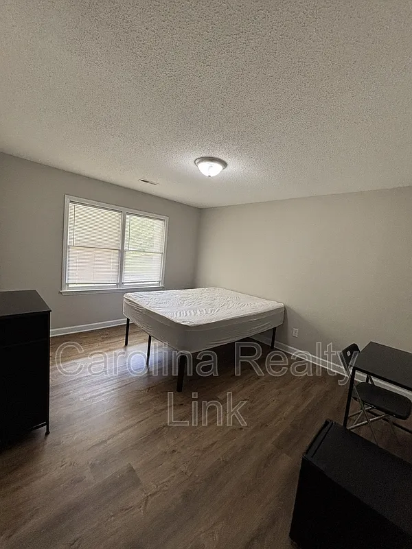 1 bed, 1.0 bath, $230 — Photo 1