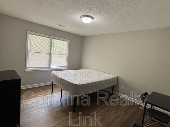 7231 Leaves Ln Room 6, Charlotte, NC 28213