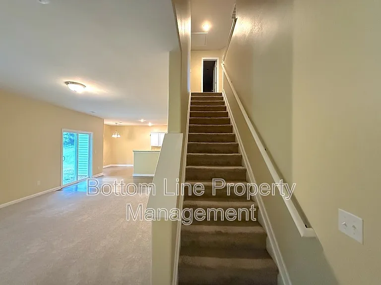 1321 Waylon Ave — Photo 8