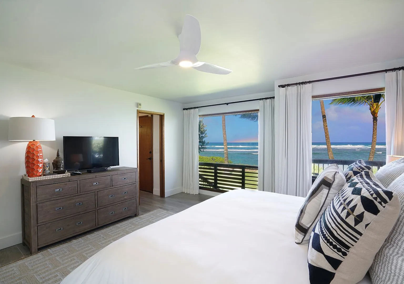 Hawaii Life Presents Mokuleia Beach House 3 bedrooms, 2 full bathrooms, Sleeps 8 - Beautifully bu... — Photo 2