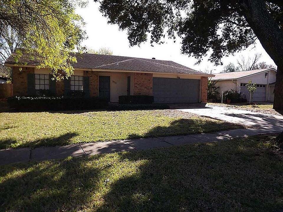 Front Yard/Entrance/Garage