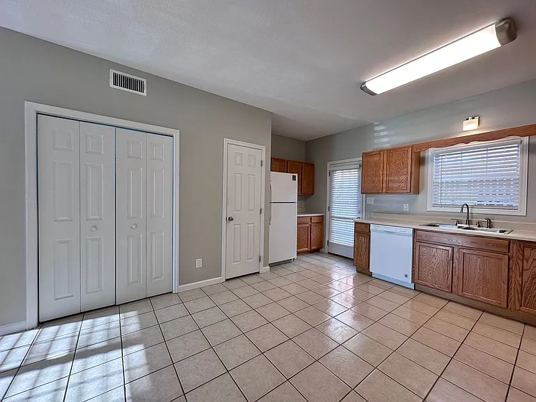 Rand Powell Apartment Homes — Photo 54