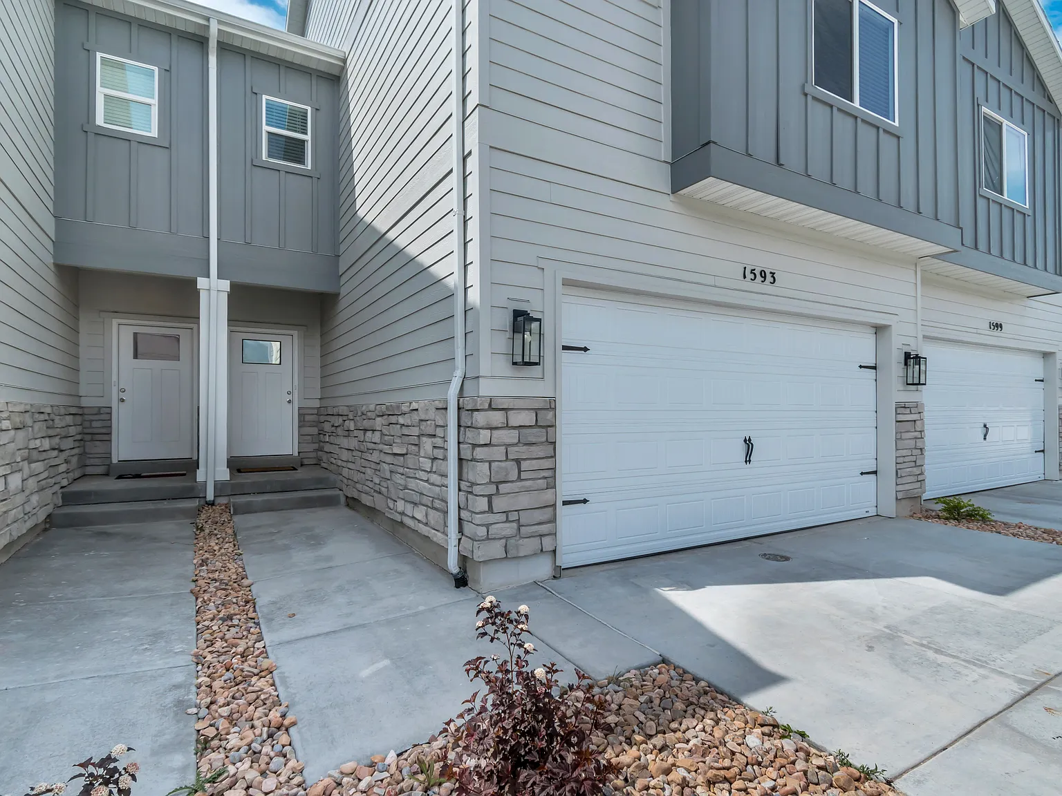 3 bed, 2.5 bath, 2043 sqft, $2,100 — Photo 3