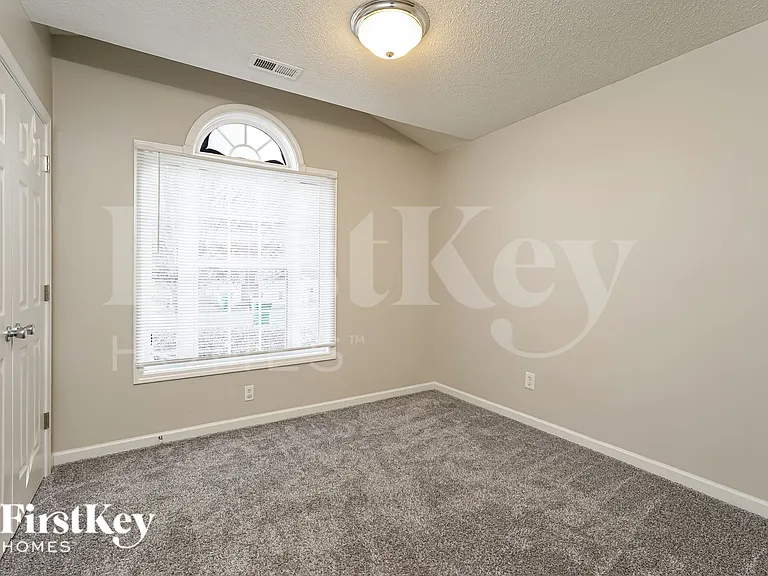 940 Londonderry Dr — Photo 8