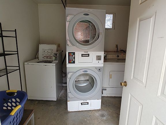 4th image of 2221 Vine St APT 6