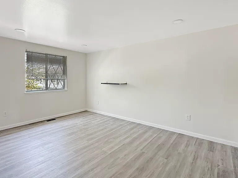 24915 Mayfair St — Photo 12