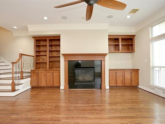 4th image of 627 Hartman St