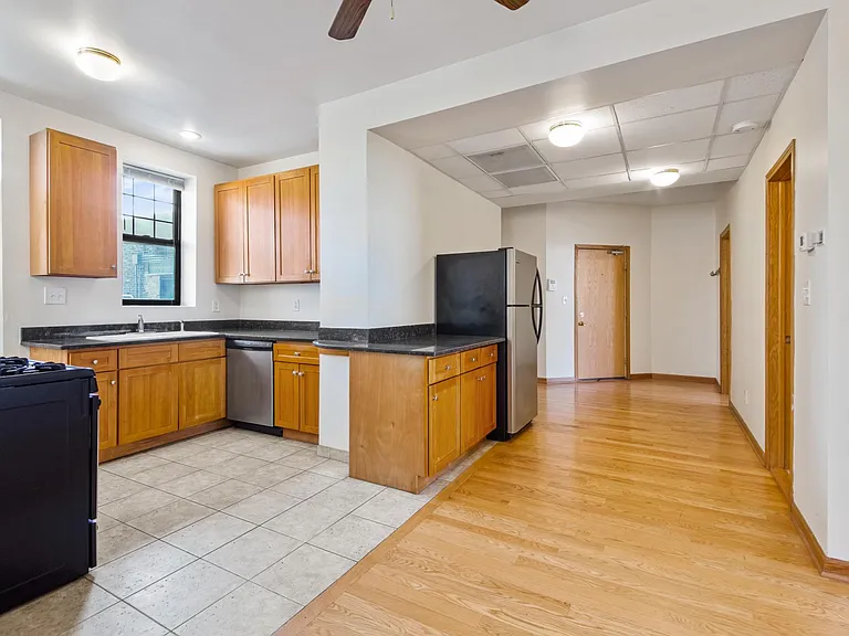1435 E 53rd St #3E — Photo 4