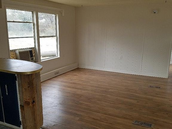 5th image of 209 Fawn St