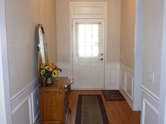 Welcoming entry! Laminate flooring, new storm door at entry