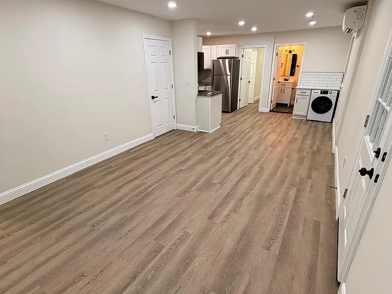 538 Clinton Springs Ave #3 — Photo 1