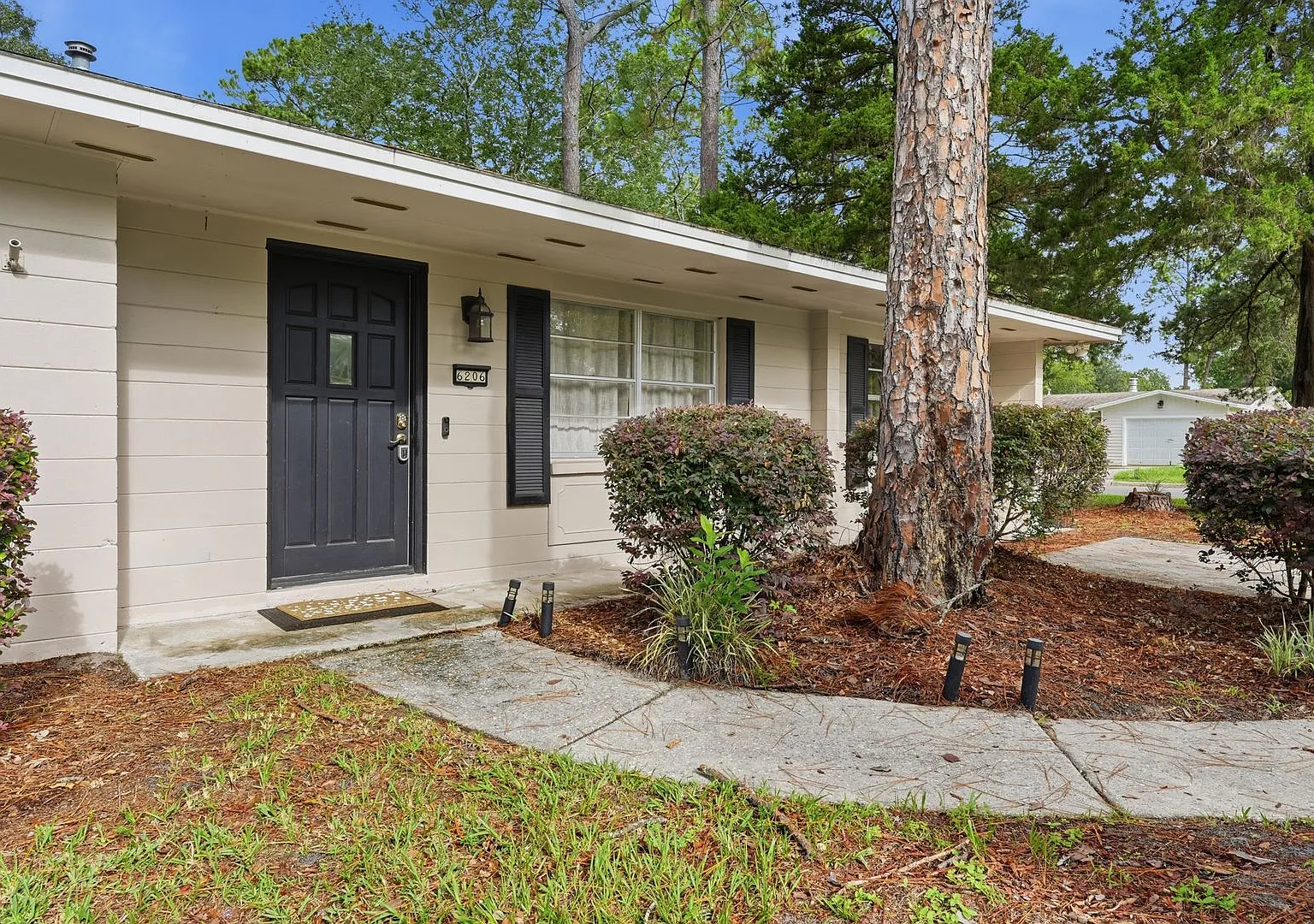 Nice home on corner lot in Northwood — Photo 2