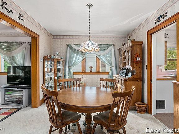 4th image of 823 Eleanor St NE