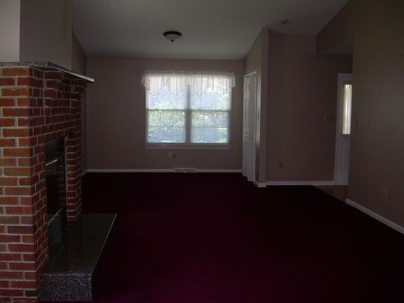 5th image of 948 Elizabeth Ct