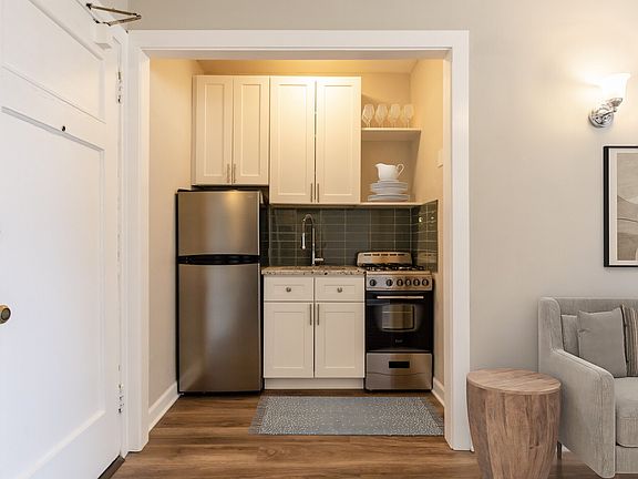 3rd image of 3616 N Pine Grove Ave APT 124