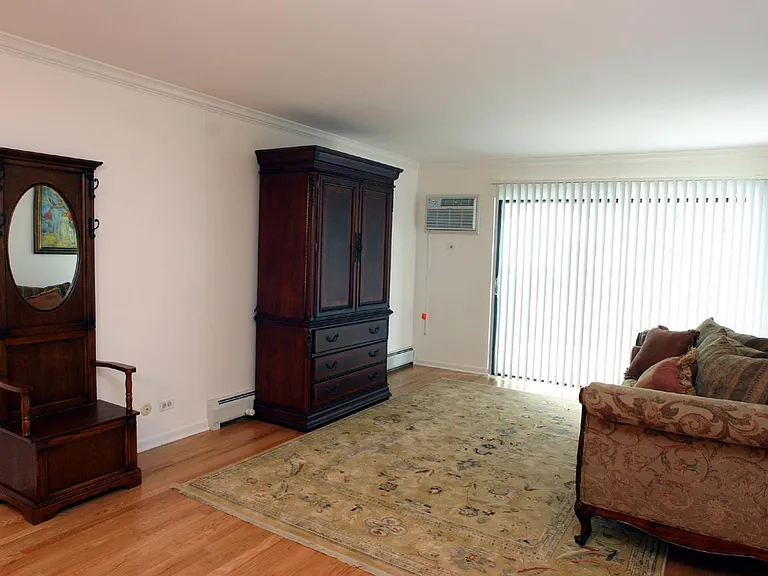 Emerald Court Apartments — Photo 68