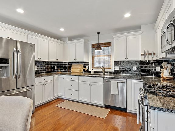 5th image of 215 Main St #215
