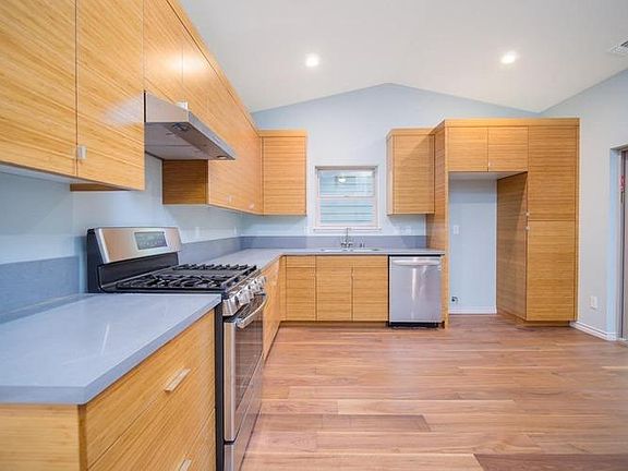 4th image of 546 1/2 College St