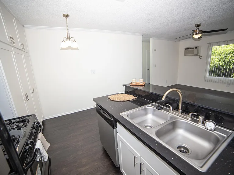 Parkview Apartments — Photo 18
