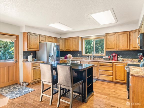 4th image of 402 Greenbriar Court
