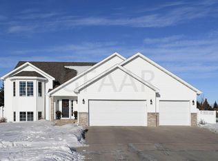 802 49th Ave S, Grand Forks, ND 58201