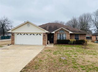 612 8th St, Barling, AR 72923