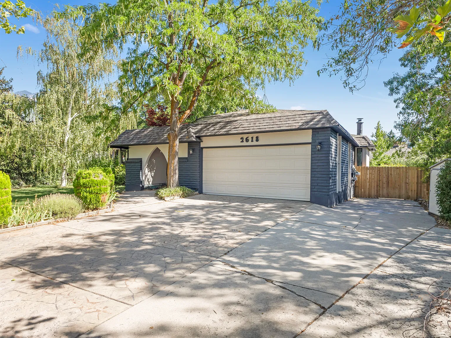 2618 E Eastbourne Dr — Photo 2
