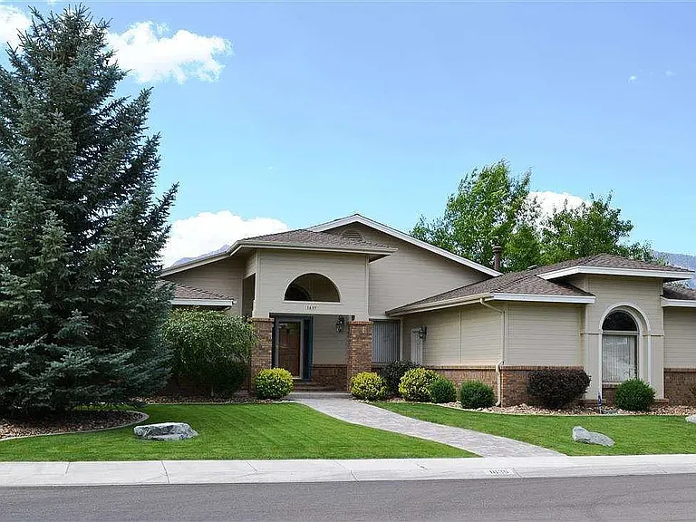1635 Mackland Ave — Photo 1