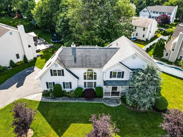 128 Juniper Dr, Milford, CT 06461