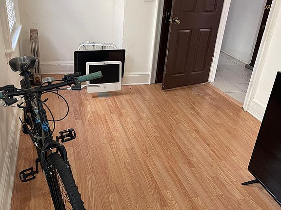 4th image of 110 Mallory Ave #2