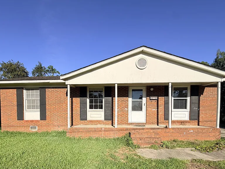 408 S College St — Photo 1