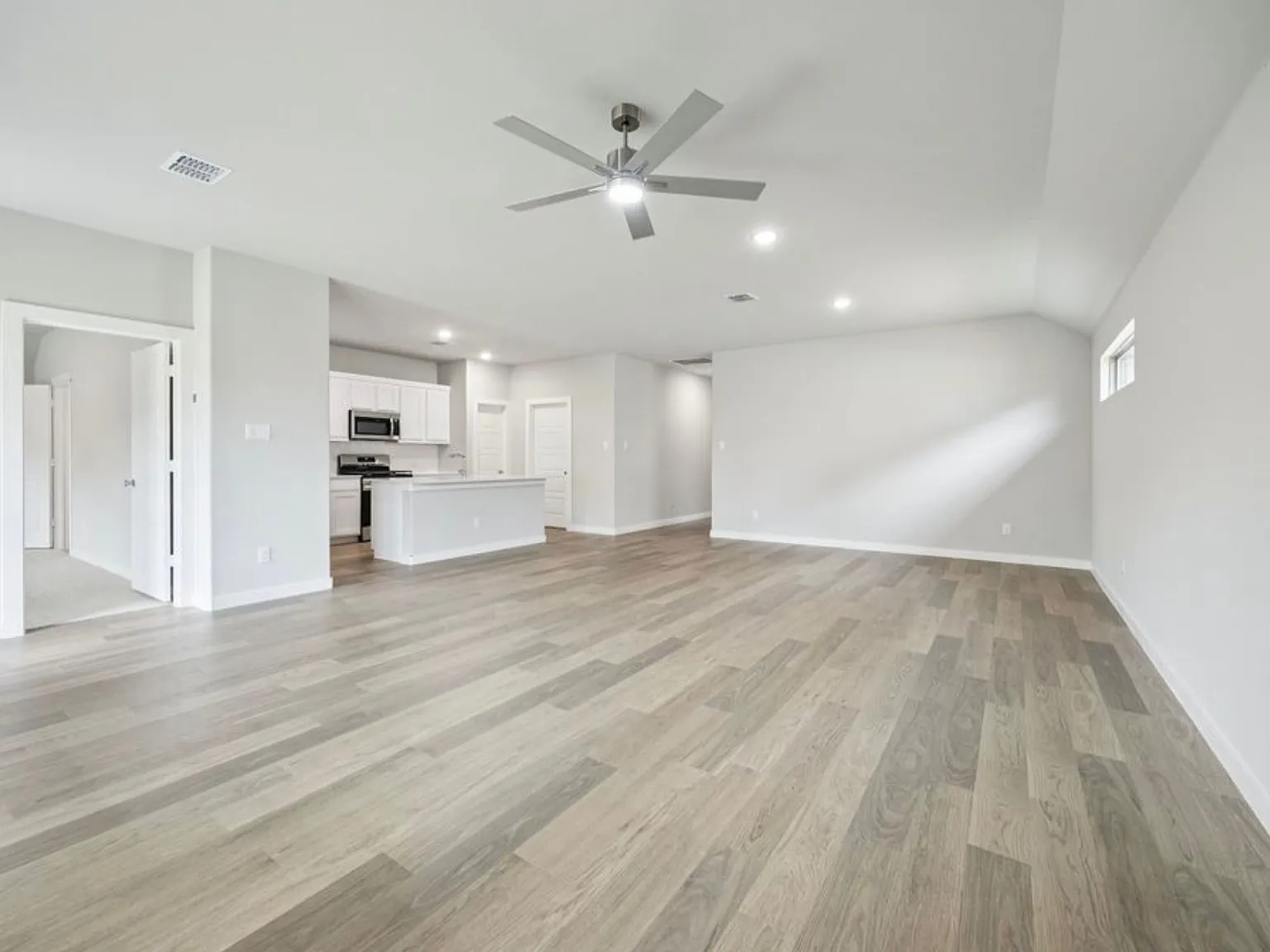 4 bed, 2111 sqft, $2,495 — Photo 4