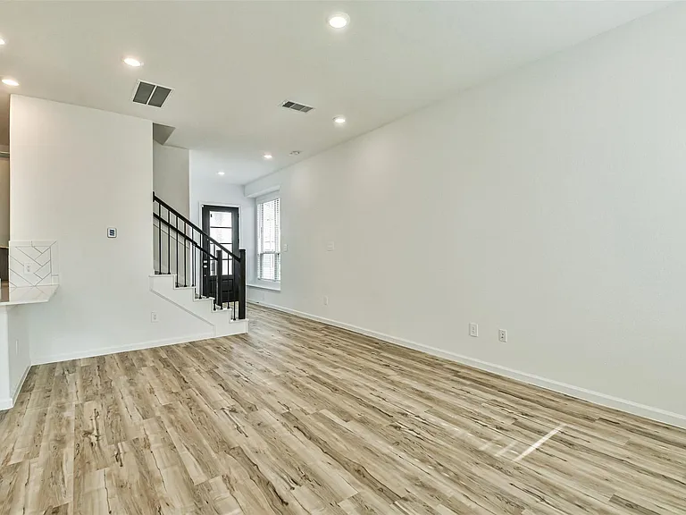 678 Royal Arch — Photo 6